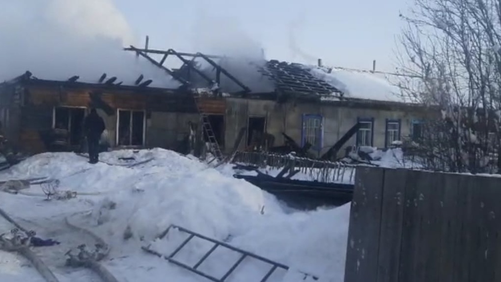 Обугленные тела двух детей и женщины обнаружили после пожара в Новосибирской области. ВИДЕО