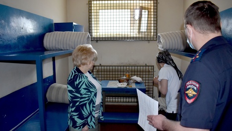 Омбудсмен Шалабаева проверила спецприёмник, в котором содержат новосибирского депутата Светлану Каверзину