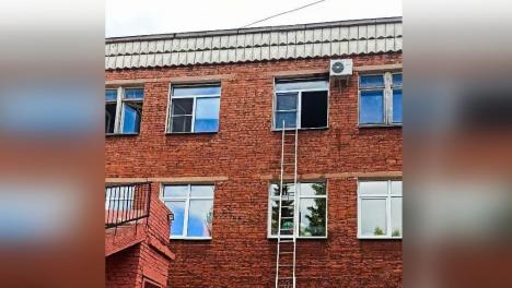 Омские пожарные потушили огонь в доме-интернате