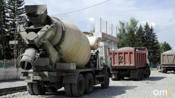 В Омске бетономешалка протаранила столб