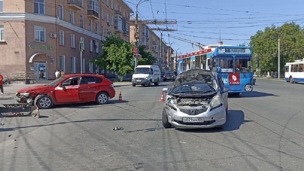 В центре Омска столкнулись машины, пострадал ребёнок