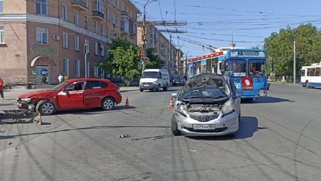 В центре Омска столкнулись машины, пострадал ребёнок