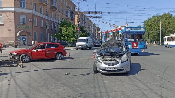 В центре Омска столкнулись машины, пострадал ребёнок