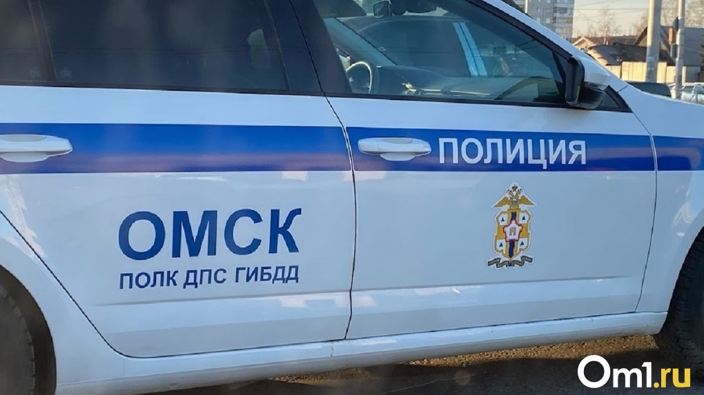 В центре Омска на перекрёстке столкнулось три автомобиля