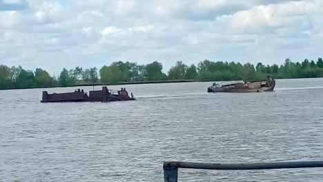 В Омске под воду ушла баржа с песком