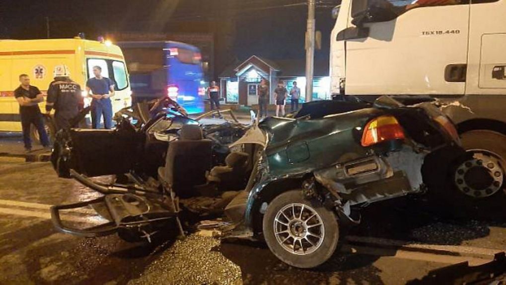 «Грузовик раздавил иномарку»: ночное ДТП в Новосибирске унесло жизни двух молодых людей