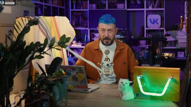 Блогер Артемий Лебедев получил в подарок часть неоновой вывески из Новосибирска