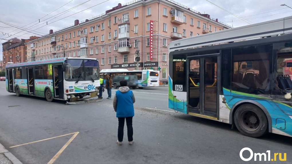 В центре Омска автобус столкнулся с троллейбусом