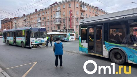 В центре Омска автобус столкнулся с троллейбусом