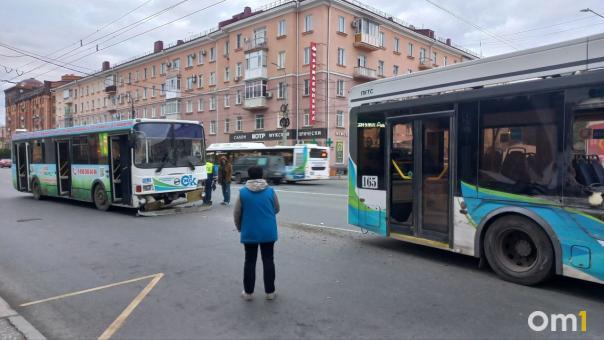 В центре Омска автобус столкнулся с троллейбусом