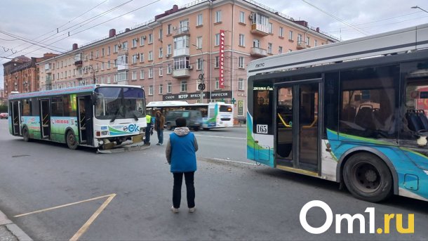 В центре Омска автобус столкнулся с троллейбусом