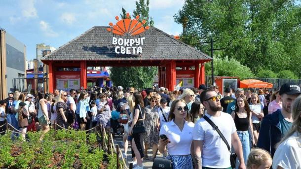 В омский парк «Вокруг света» на праздник пришли более 100 тысяч человек