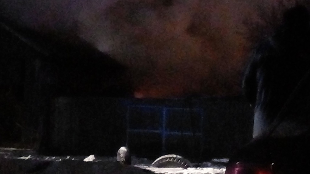 Трещит шифер: в Омске посреди ночи вспыхнул пожар ещё в одном частном доме