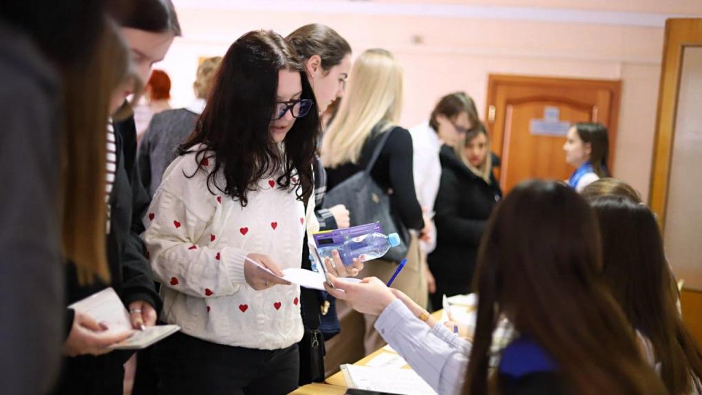 Омские школьники столкнулись с заданиями про нейросети на олимпиаде по русскому языку