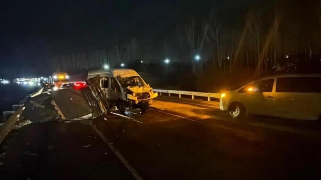 Водитель автобуса Ford влетел в маршрутное такси на трассе под Новосибирском