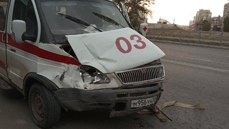 В Омске легковой автомобиль въехал в скорую помощь