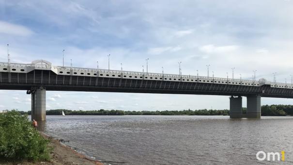 В Омске с метромоста упал мужчина
