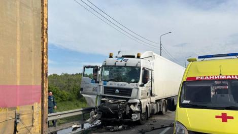 На трассе Тюмень — Омск случилась жёсткая авария с тремя большегрузами, один человек погиб