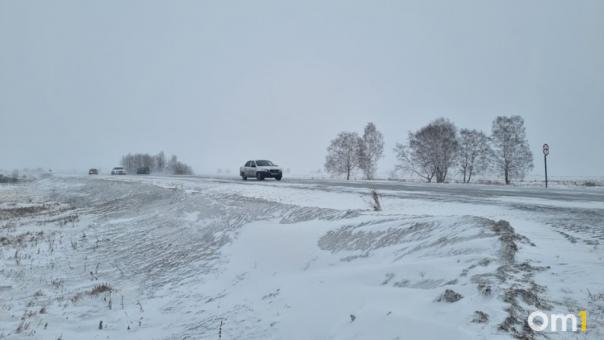 Омских автолюбителей призывают быть бдительными: на регион движется циклон