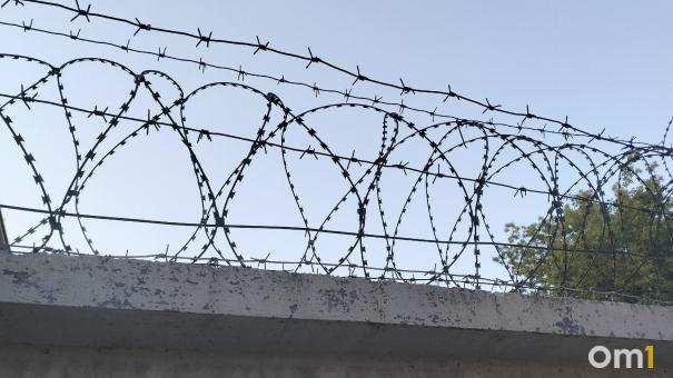 Омского поджигателя машин с символикой Z отправили по этапу на 15 лет
