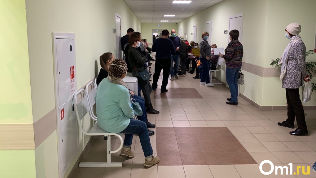 Пациенты в поликлинике. Очередь в Омской больнице. Поликлиника Омск очередь. Психиатрическая очередь. Ковид 19 очередь в поликлинике.