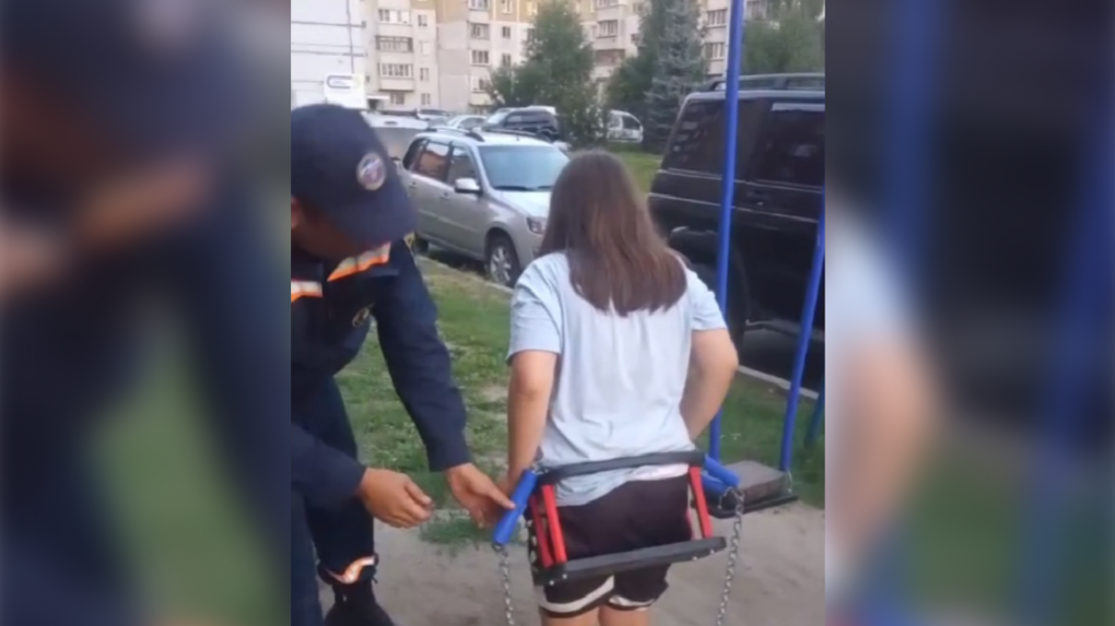 Новосибирская школьница застряла в качелях для малолетних