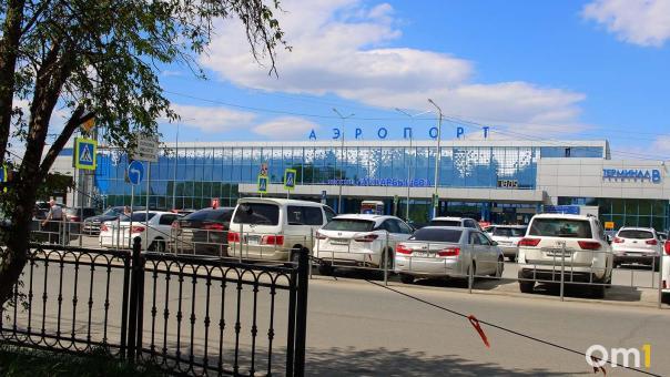 В Омске экстренно приземлился самолёт с больным пассажиром