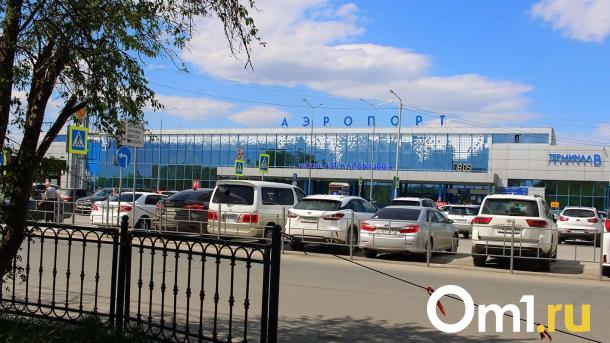 В Омске экстренно приземлился самолёт с больным пассажиром