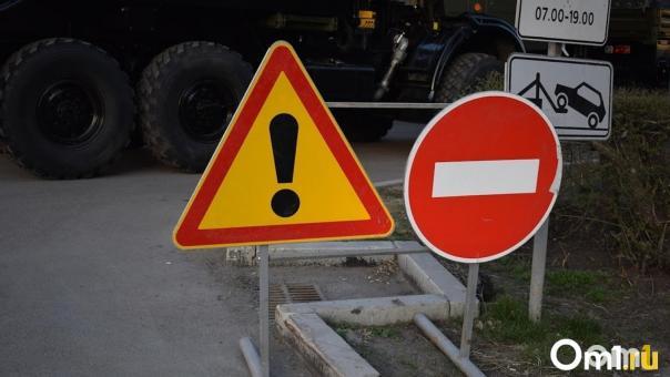 Выходной день на окраине Омска образовалась трёхкилометровая пробка из-за ремонта дорог