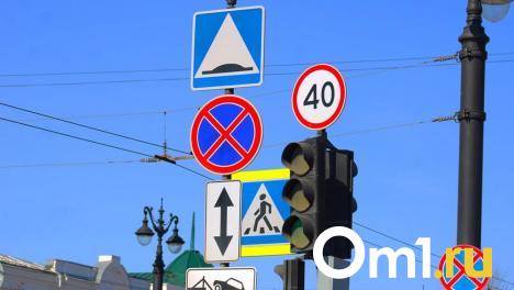 На омском Левобережье изменили работу светофора на проблемном перекрёстке