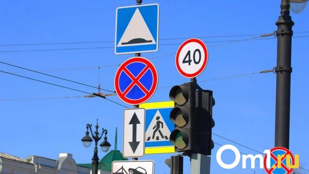 На омском Левобережье изменили работу светофора на проблемном перекрёстке