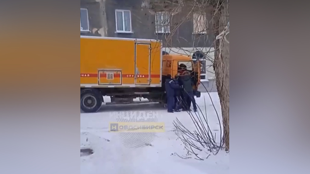 В Новосибирске пьяные прохожие напали на работников аварийной службы