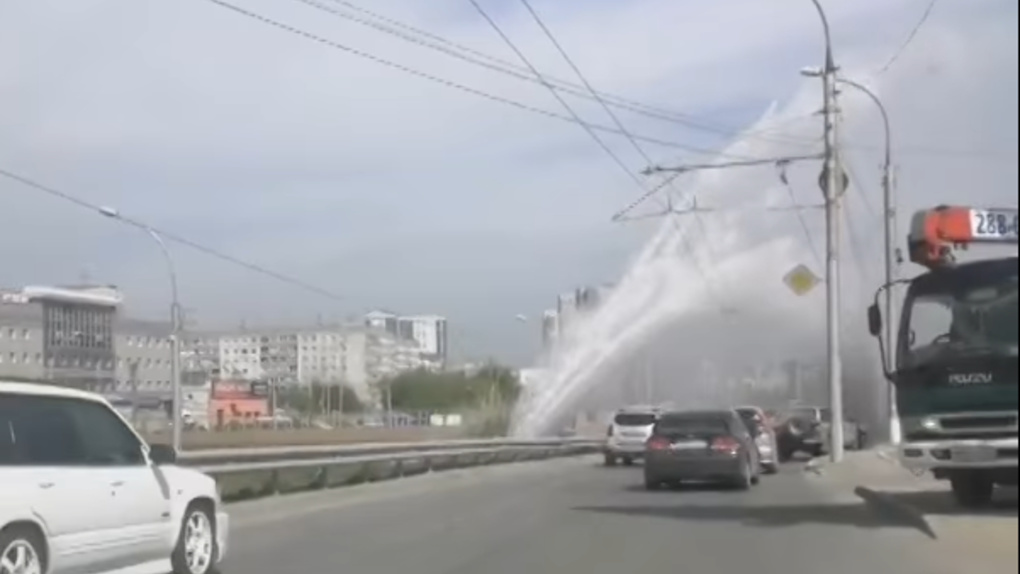 Фонтан горячей воды забил посреди дороги в Новосибирске. ВИДЕО