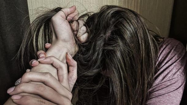 «Начал душить и кричать»: новосибирская студентка обвинила охранника ночного клуба в нападении