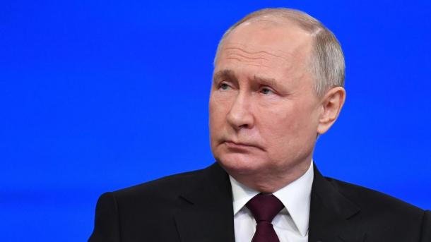 Запрет телефонов и отмена комиссий. Владимир Путин подписал ряд важных законов