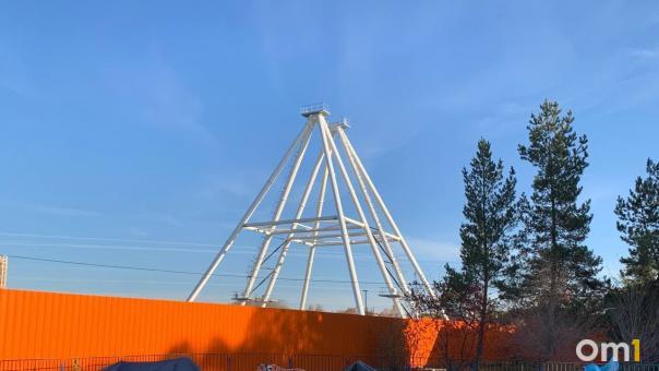 На колесе обозрения в парке «Зелёный остров» начали устанавливать спицы