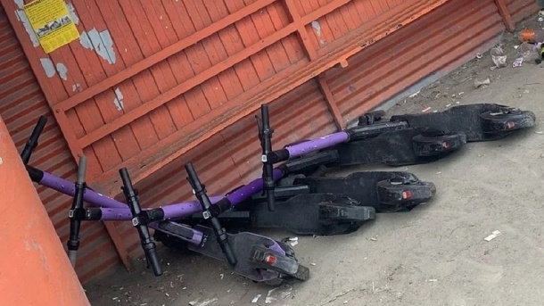 «Проблема в людях!»: новосибирцы пожаловались на брошенные на остановке электросамокаты