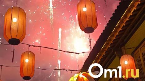 Залезть под стол и съесть 12 виноградинок: как иностранные студенты из Омска отмечают Новый год?