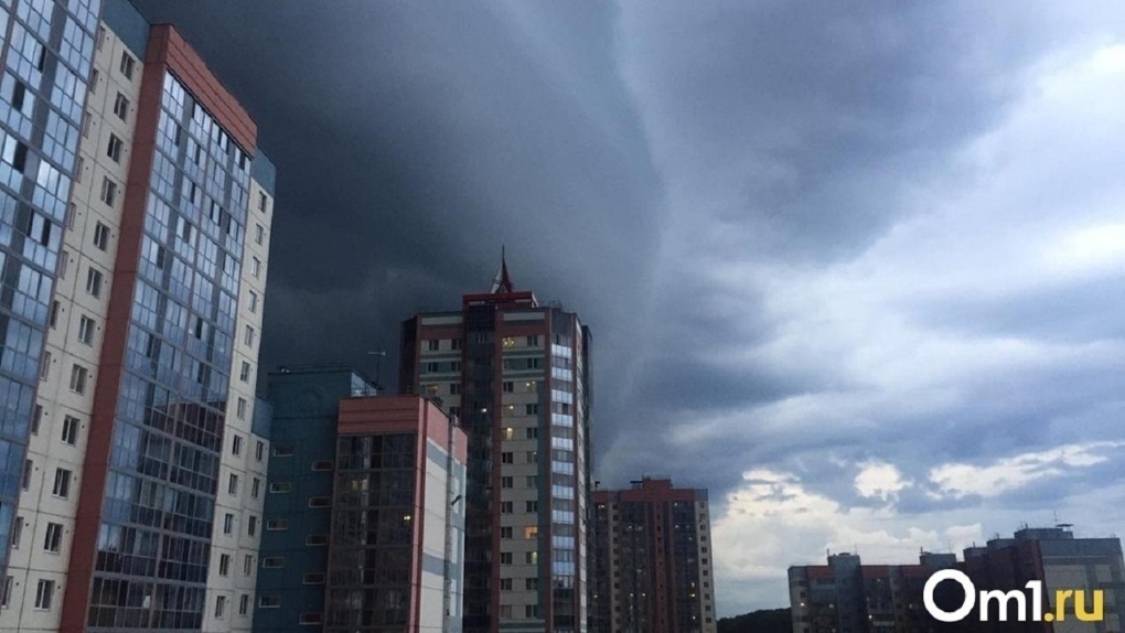 «Срывает крыши и обрывает провода»: сильный ветер ожидается в Новосибирске