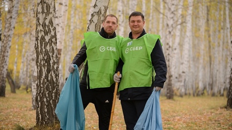Сбер и «Полиом» провели уборку в парке 300-летия Омска