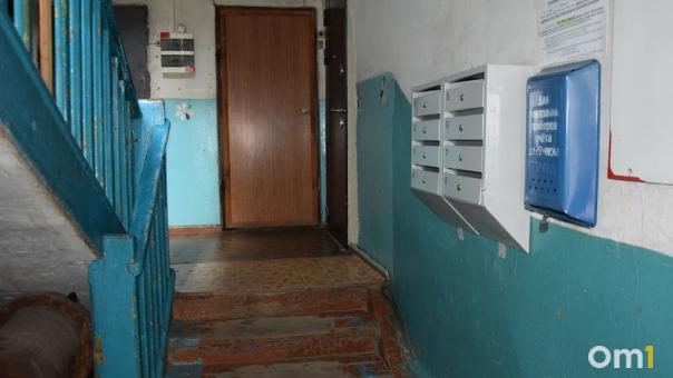 Взломали дверь: пенсионерка скончалась в запертой квартире в Новосибирске