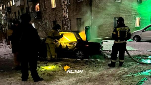 «ВАЗ-семёрка» сгорел на парковке в Новосибирске