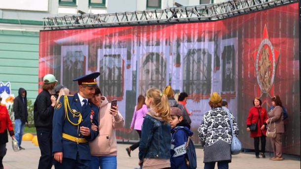 Новосибирск украсили к 9 Мая: на улицах появились флаги и цветовые консоли
