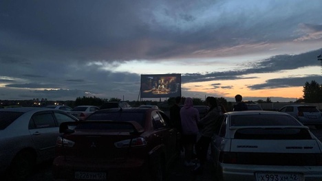 Потерял кресло следователя и стал детективом: необычный сериал показали в летнем кинотеатре Новосибирска