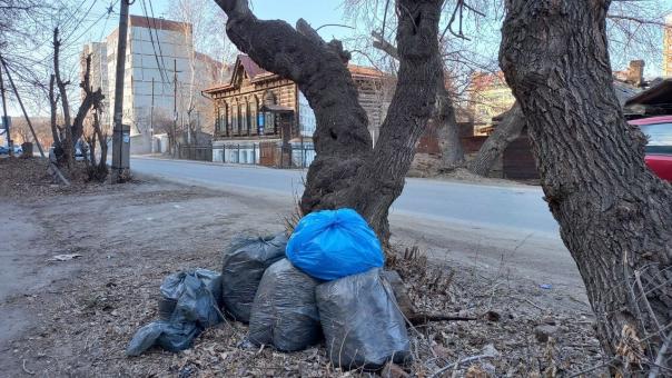 Омичам рассказали куда относить собранный во время субботников мусор