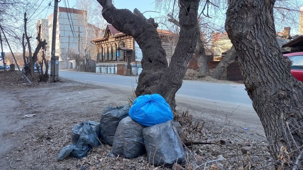 Омичам рассказали куда относить собранный во время субботников мусор
