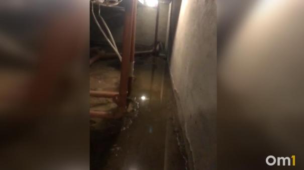 Фундамент омской многоэтажки подмывают вонючие стоки