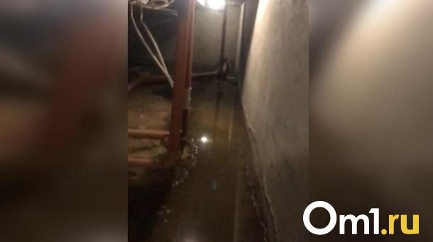 Фундамент омской многоэтажки подмывают вонючие стоки