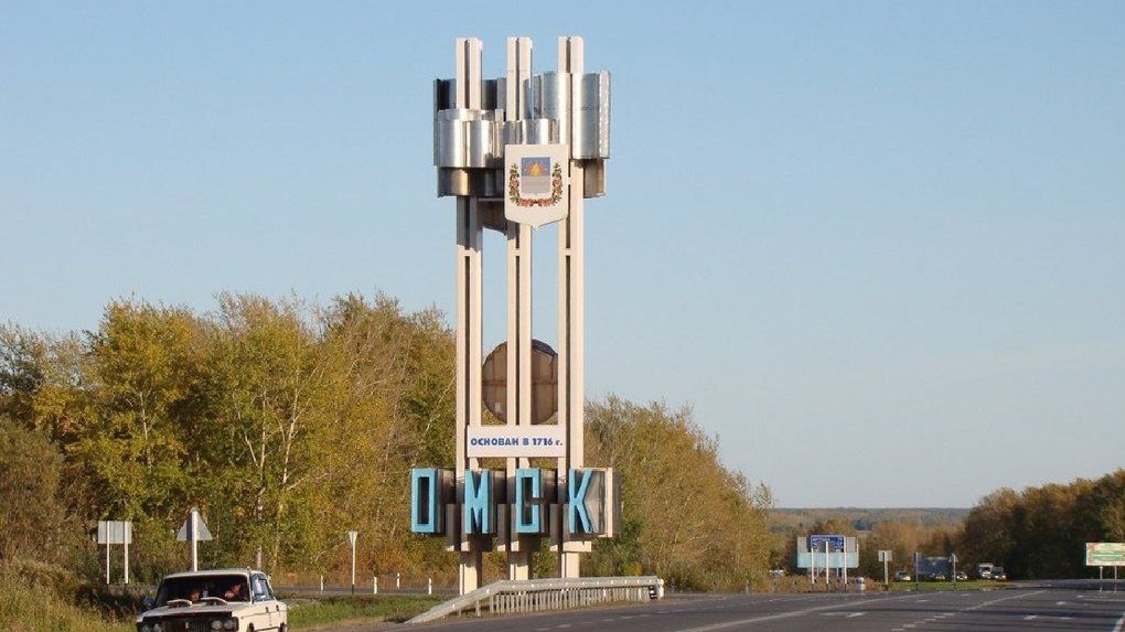 В Омске перекрашивают стелы на въезде в город