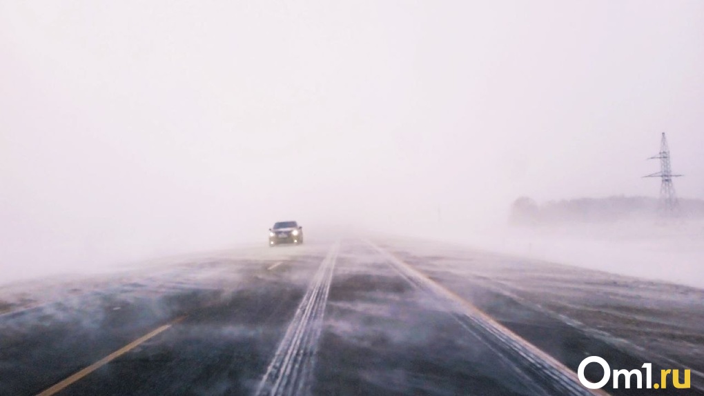 Из-за снегопада на дорогах Новосибирска резко снизилась видимость